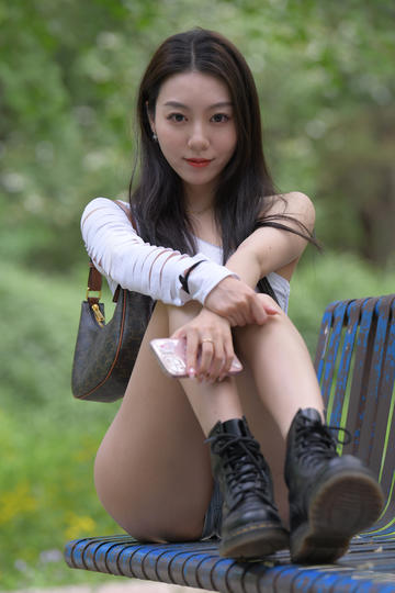 052D给小帆船护航